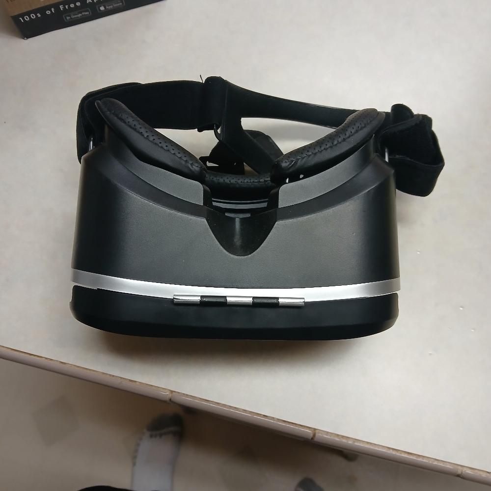 VR Headset - Picture 3 of 6